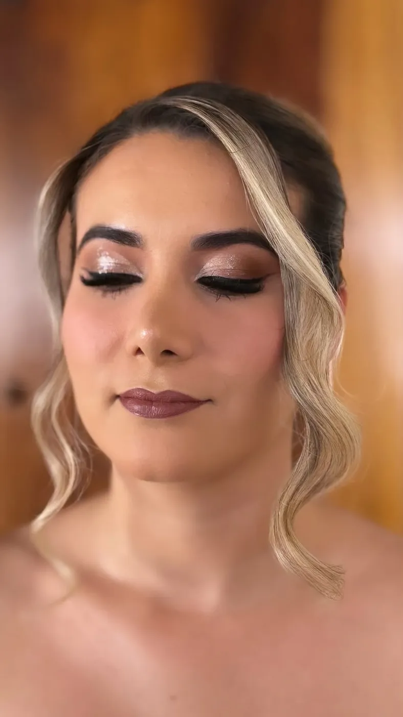 Maquillaje glam con sombra champagne y luz cálida dorada