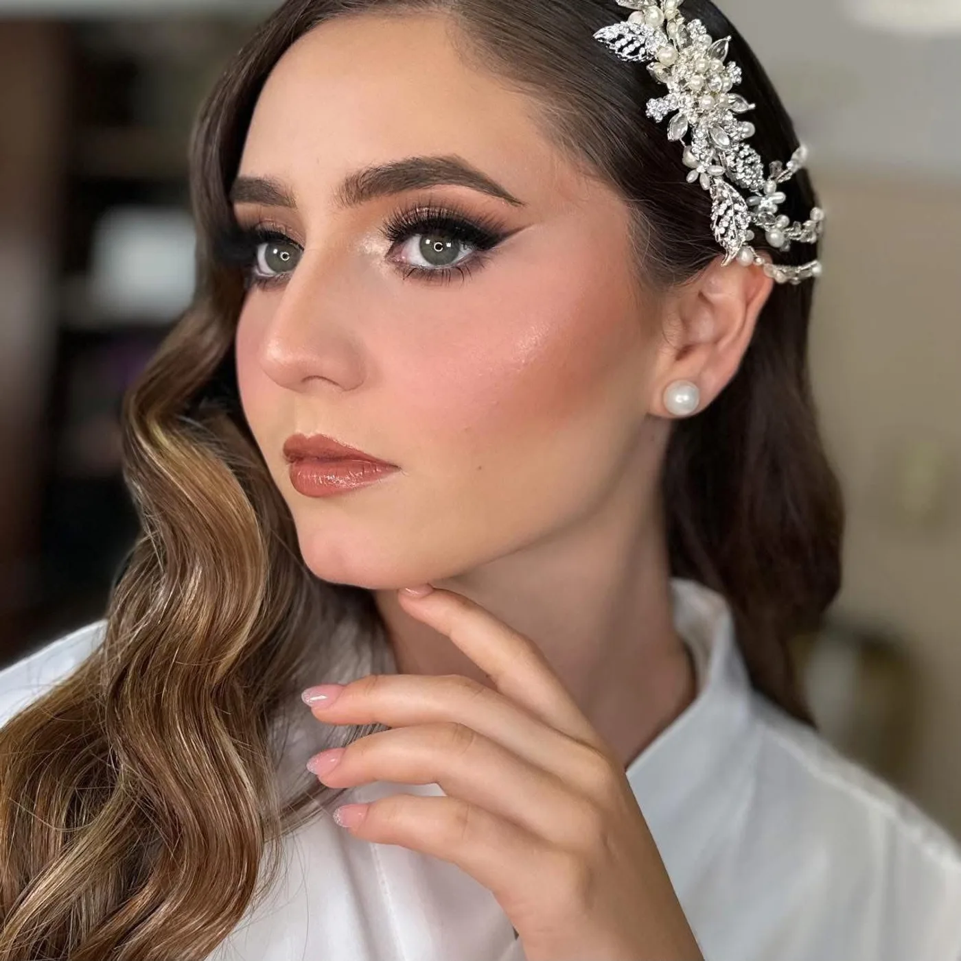 Novia con onda lateral, tocado de perlas y piel efecto filtro