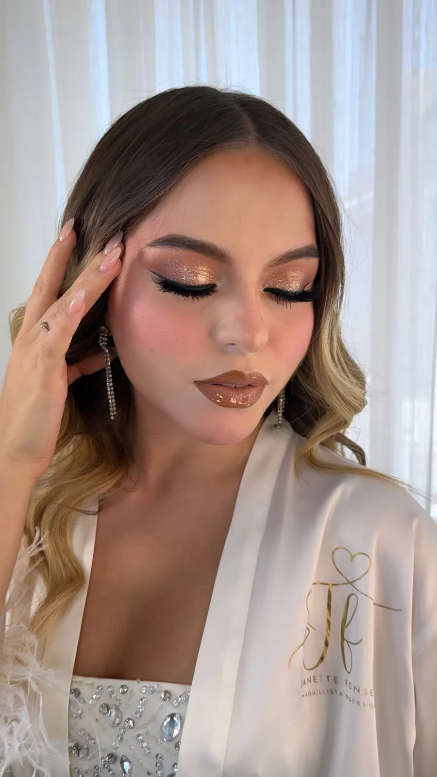 Maquillaje con glitter dorado y piel efecto filtro, bata Janette Fonseca