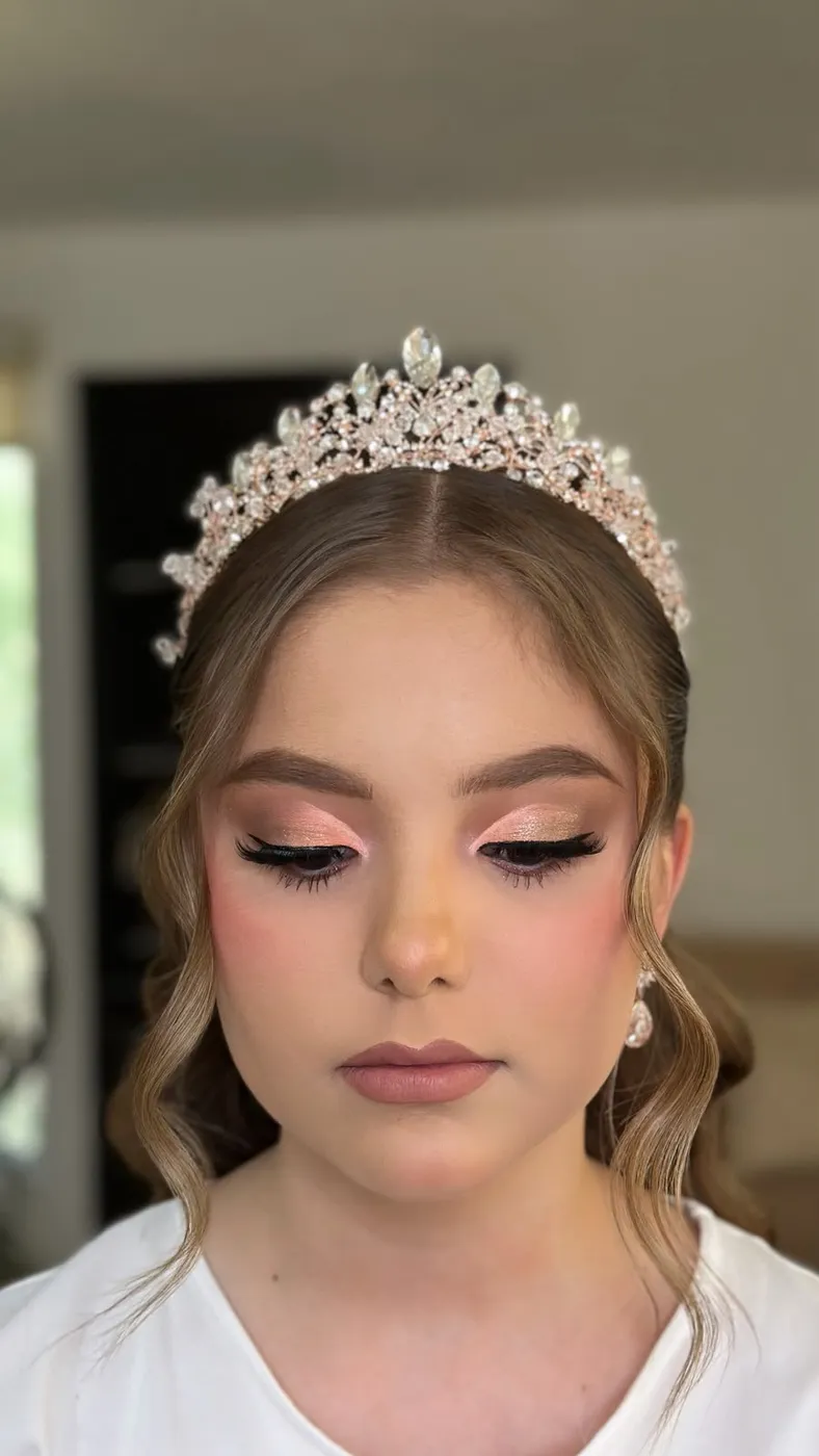 Quinceañera con corona de cristales oro rosa y cut crease durazno